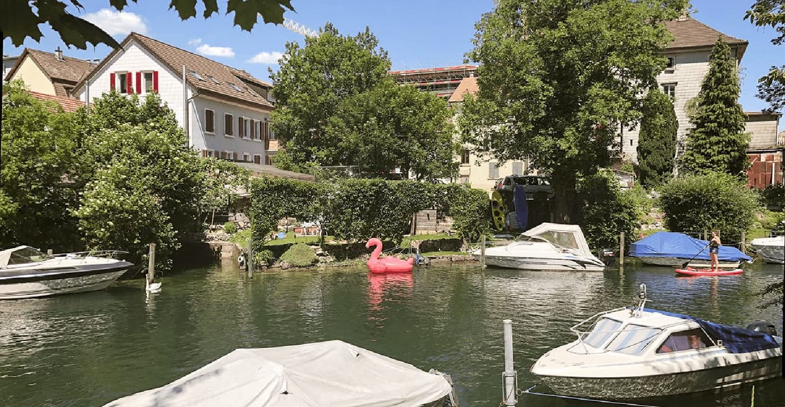 Mann blickt auf Panorama mit Fluss, Brücke und Stadt