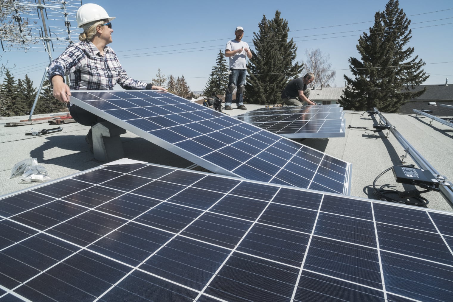 Pannelli solari vengono montati su un tetto. 