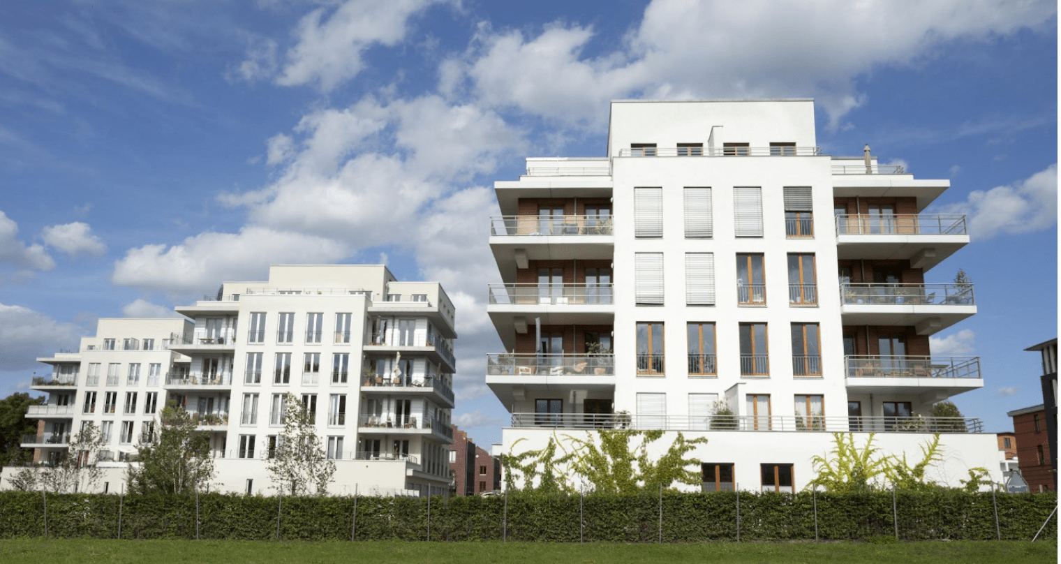 Eine Wohnbausiedlung mit Mehrfamilienhäusern in der Schweiz 